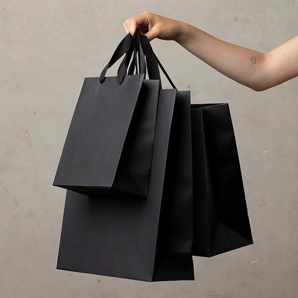 Luksuspose Sort Kraft m/præg 19x9x24cm