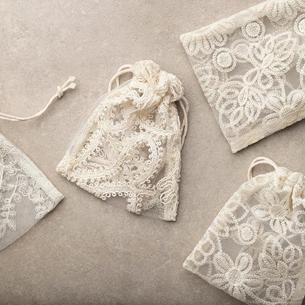 Smykkepose Off White Blonde 100x130+20 mm