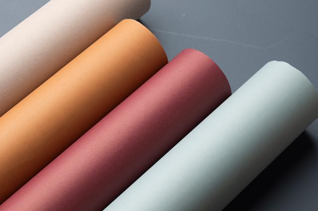 Embacollage - gavepapir - sort indpakket pakke med blå gavebånd og brun pap uden om