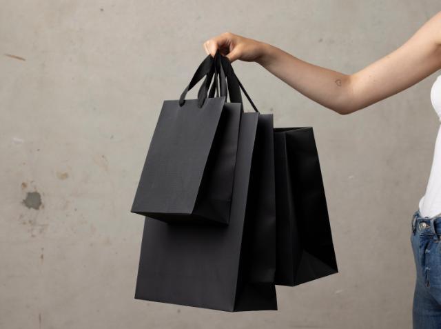 Luksuriøs samling af tasker, fremstillet med udsøgte materialer og omhyggelig opmærksomhed på detaljerne, der indkapsler tidløs elegance og raffineret mode.