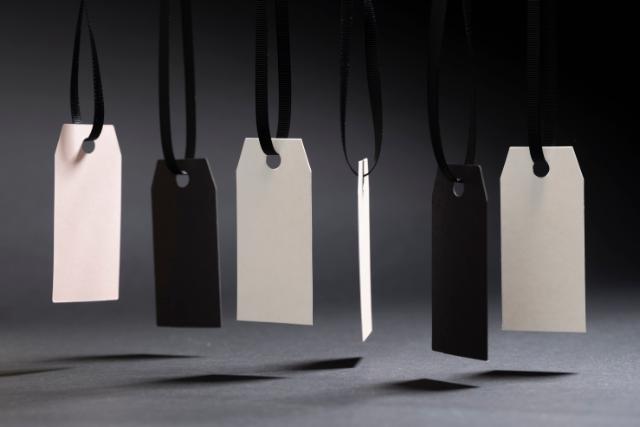 Alsidig samling af hangtags, der tilbyder kreative muligheder og personlige detaljer til branding, mærkning og tilføjelse af stil til dine produkter eller gaver.