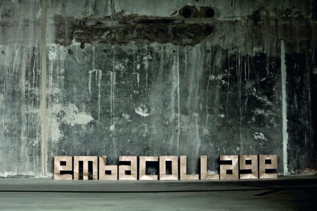 Et Embacollage skildt lavet i træ stillet i en hald.