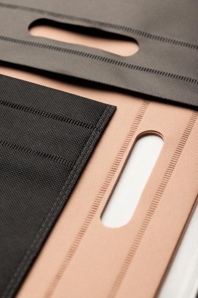 Slidstærkt og miljøvenligt non-woven materiale, alsidigt og bæredygtigt, egnet til en række anvendelser, herunder tasker, emballage og mere, som tilbyder en praktisk og miljøbevidst løsning.