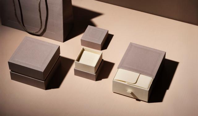Elegante og funktionelle smykkeæsker, designet til at opbevare og beskytte dine dyrebare accessories, kombinerer stil og organisation for en raffineret og luksuriøs præsentation.